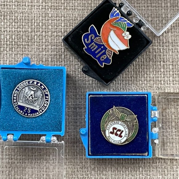 LOT of 3 Pins Collectibles Pins in box Collector Pins Fashion Jewelry - Picture 3 of 8